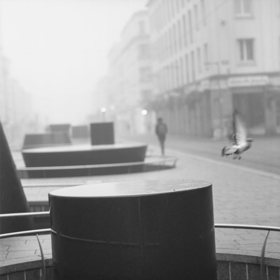  Photographioe noir et blanc de la rue de siam par un matin brumeux réalisée par Brest la blanche