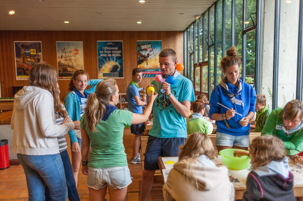 LES MONI : des jeunes au service des jeunes - Jean-Pierre Hervochon