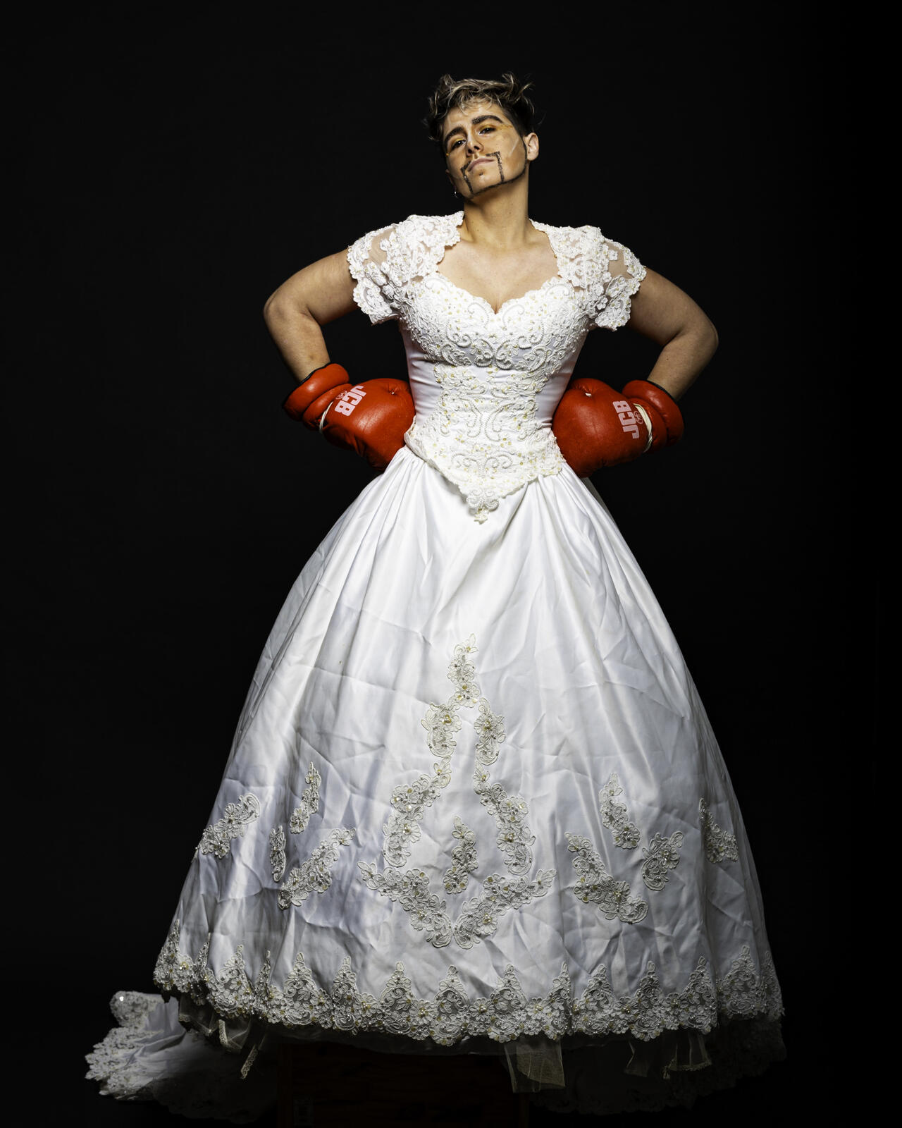 Romeo Lapine drag King en Robe de Mariée avec des gants de boxe