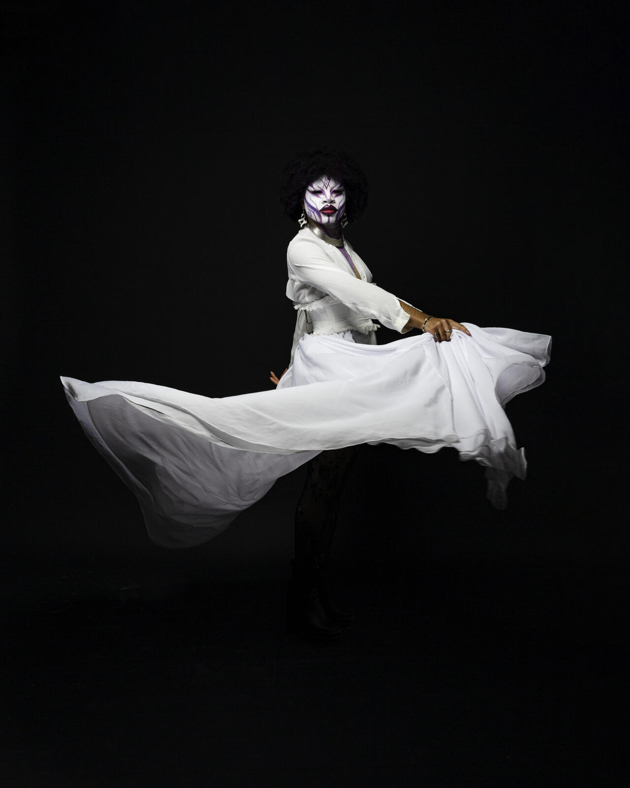 Skyzz drag queer faisant voler sa robe blanche