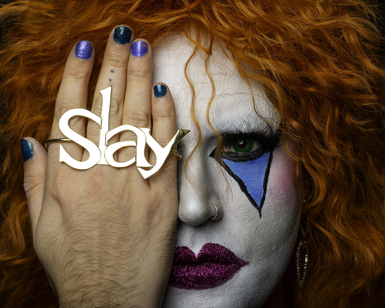 Portrait rapproché de Nova Nox avec la bague 