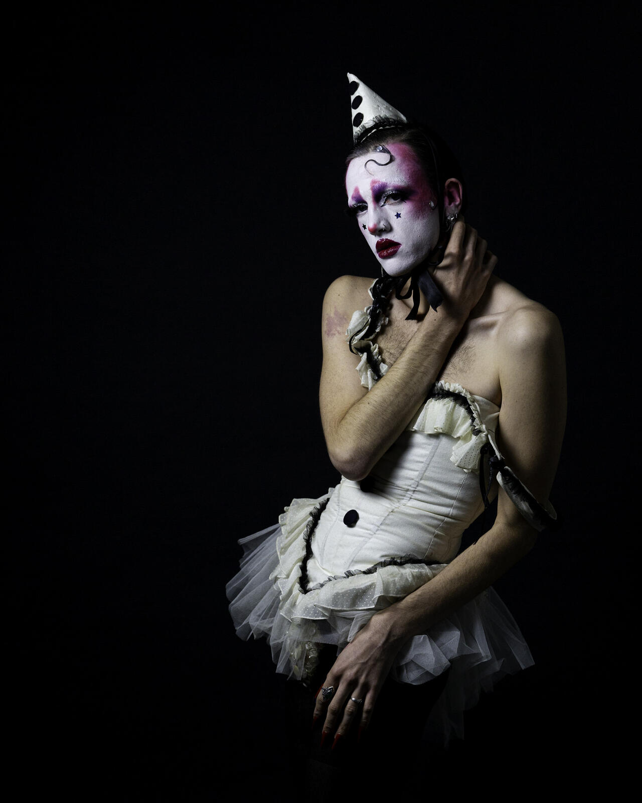 Portrait de Suzy avec son look de clown triste