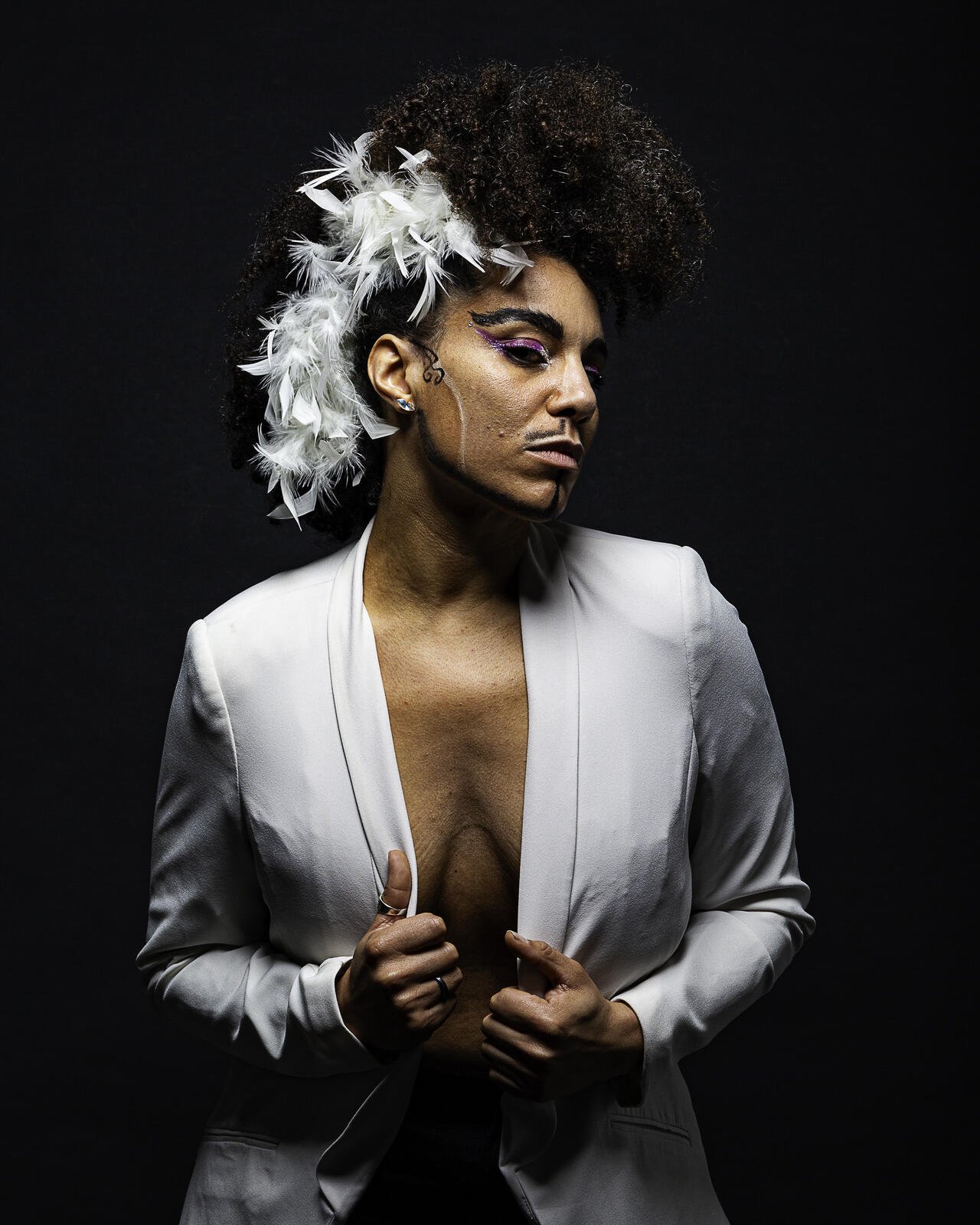 portrait sur fond noir du Drag king Pedro mantik 