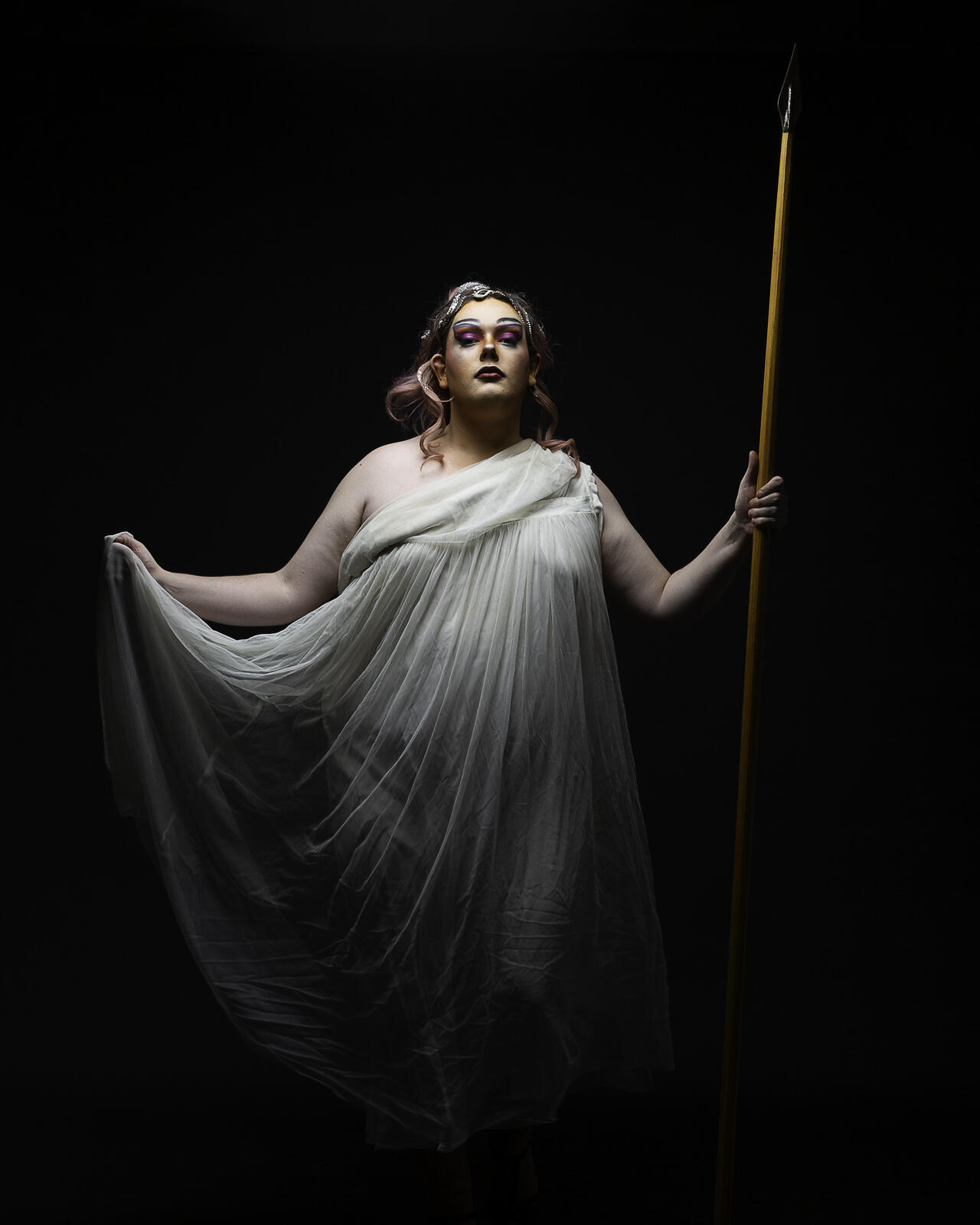La Drag queen Anthena avec sa robe blanche et sa lance