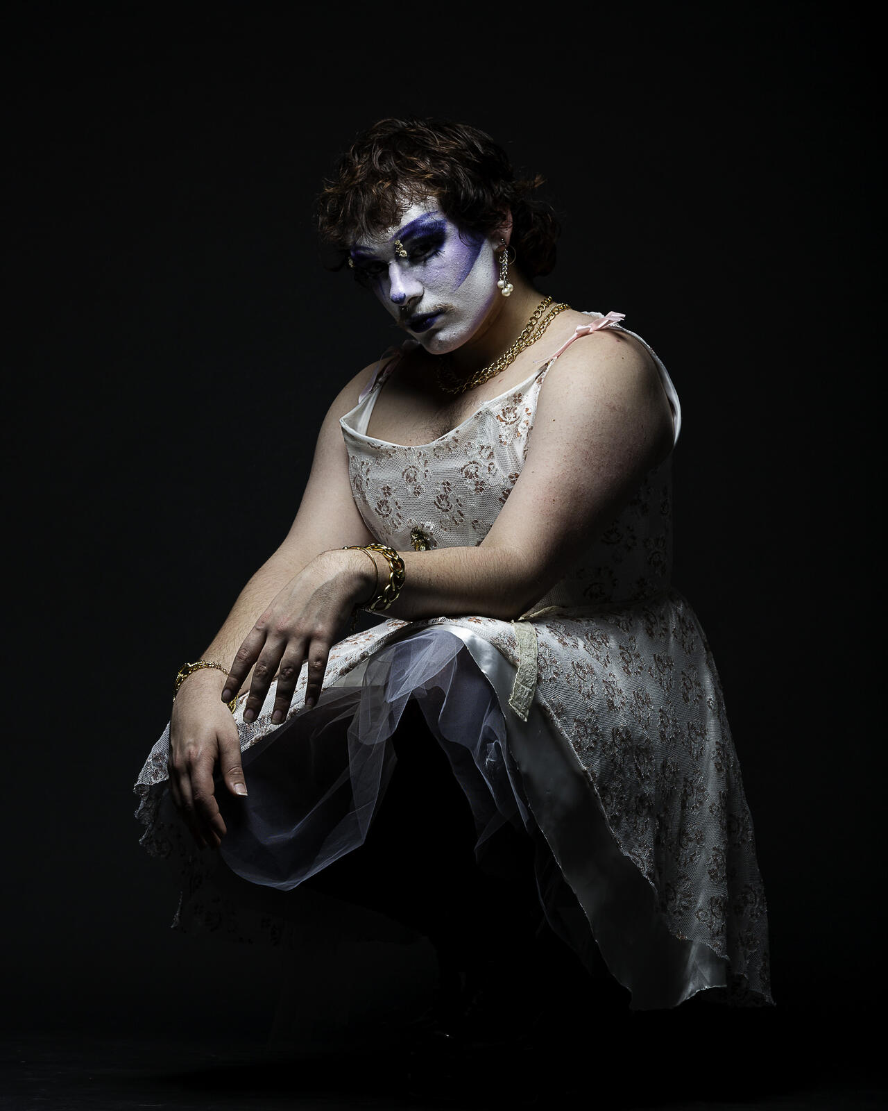 Portrait de Nixie drag queer accroupi